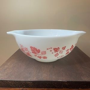 Pyrex 443 10” Cinderella Mixing Bowl (Gooseberry Pink)